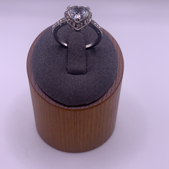 Ring. - Picture 2 of 3